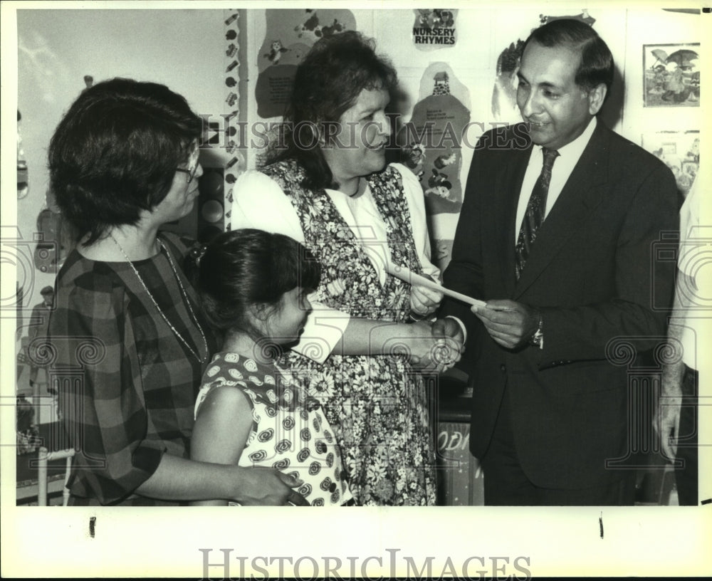 1992 Press Photo Robert Aguirre of Children's Educational Opportunity Foundation - Historic Images