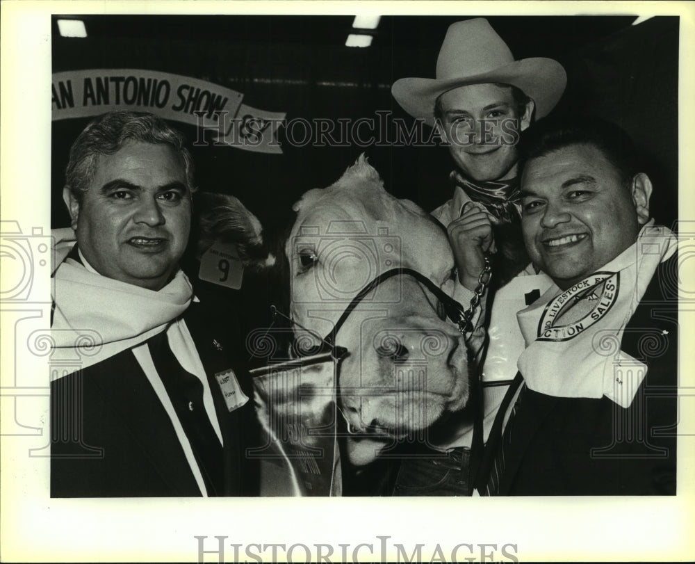 1987 Press Photo Albert Aleman at Auction Barn with Grand Champion Steer - Historic Images