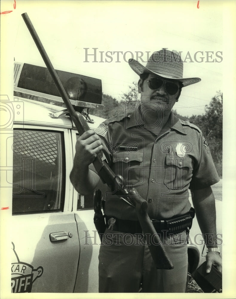 1983 Press Photo Al Arauda, Deputy with Shooting Weapon - saa00554 - Historic Images