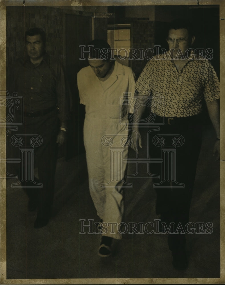 1976 Press Photo Arturo Alejandro, Murderer with Detectives - saa00569 - Historic Images