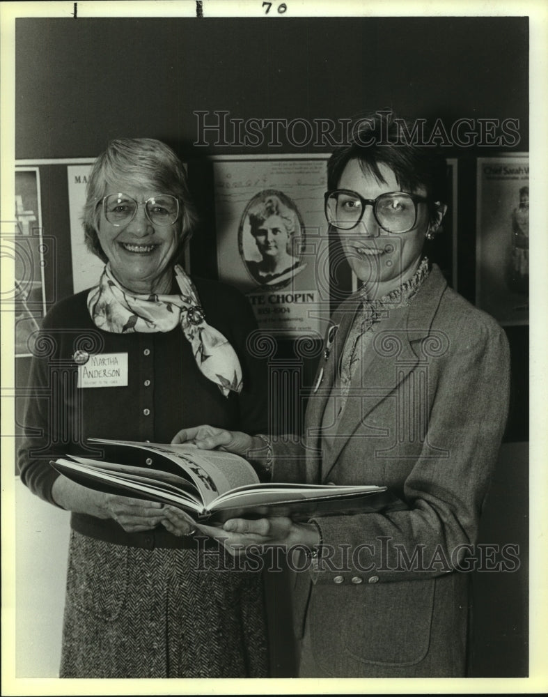 1988 Press Photo Martha Anderson, Assistant Chairman at Reception with Member - Historic Images