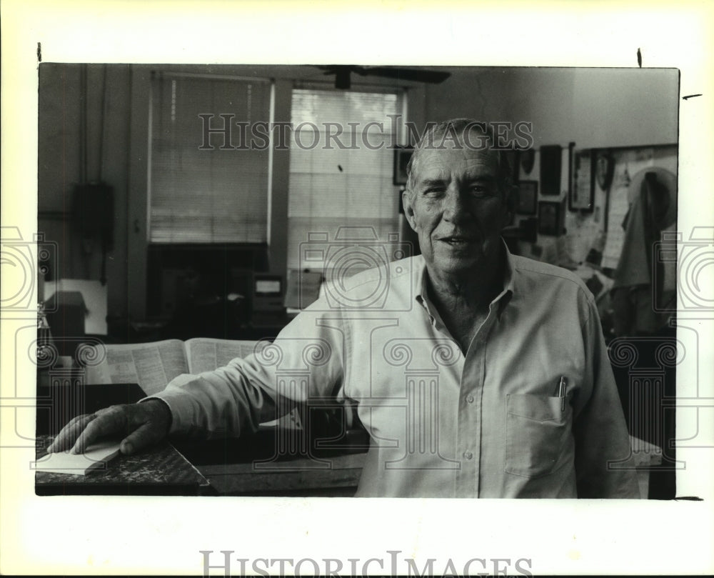 1990 Press Photo Dale Barker, Editor and Publisher of the Zauala County Sentinel - Historic Images