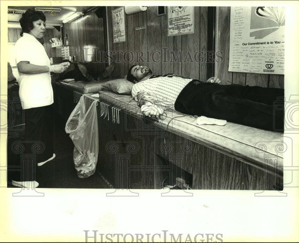 1988 Press Photo Francisco Barbozo at South Texas Regional Blood Bank - Historic Images