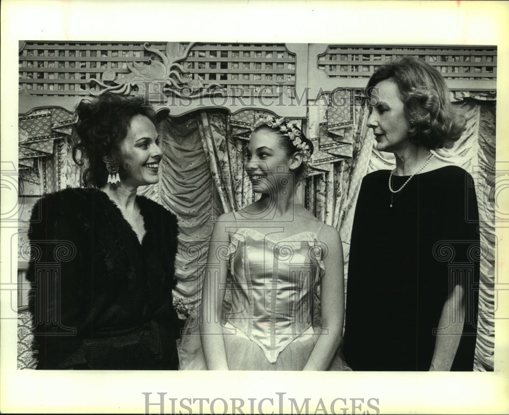 1989 Orah Abramoff at Jeffrey Workshop Benefit with Others - Historic Images