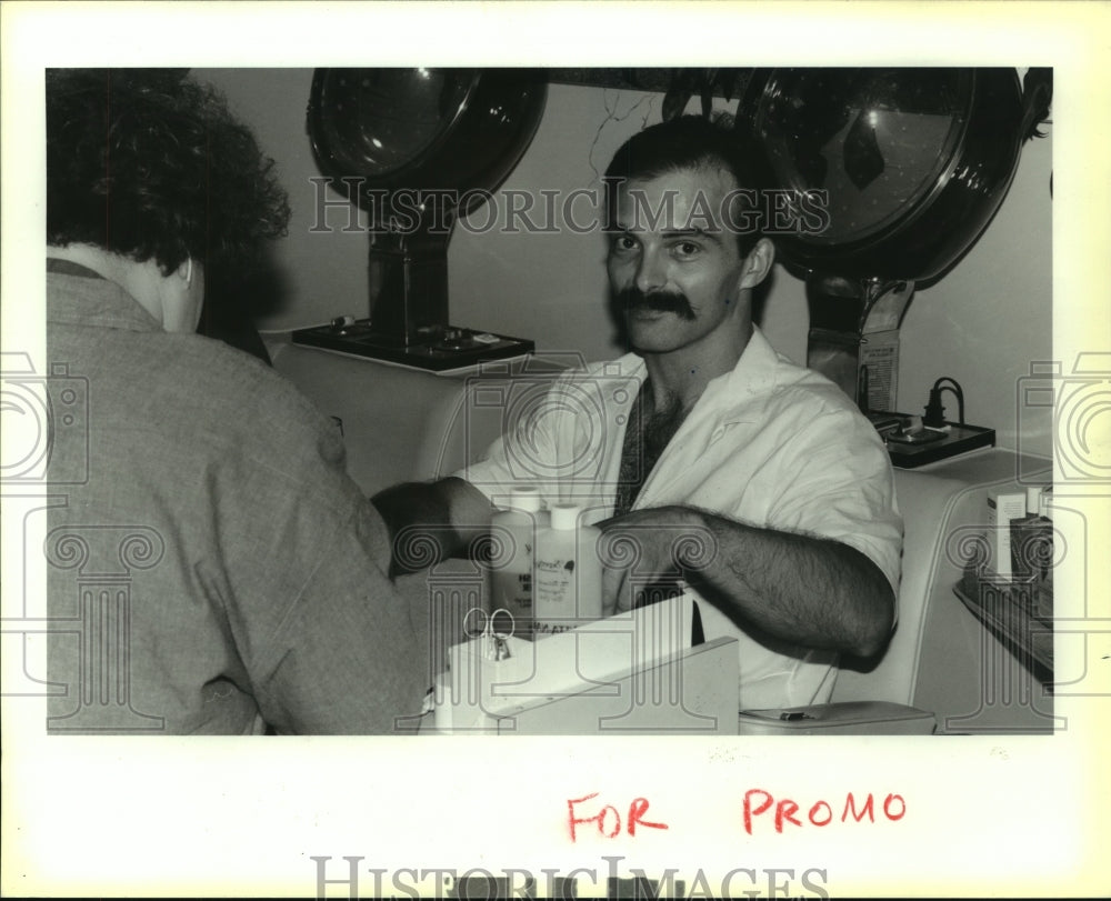 1988 Mike Abbott at SAK&#39;s Fifth Avenue Fathers Day Manicure - Historic Images