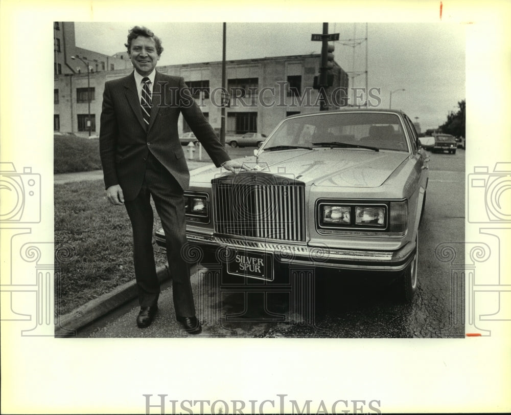 1985 Press Photo Reg Abbis, Rolls-Royce Representative with Silver Spur - Historic Images