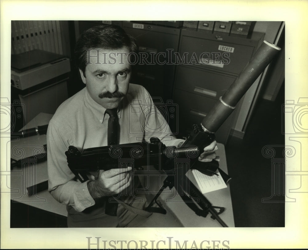 1984 Press Photo FBI Agent Stewart Allen of San Antonio at Federal Building - Historic Images