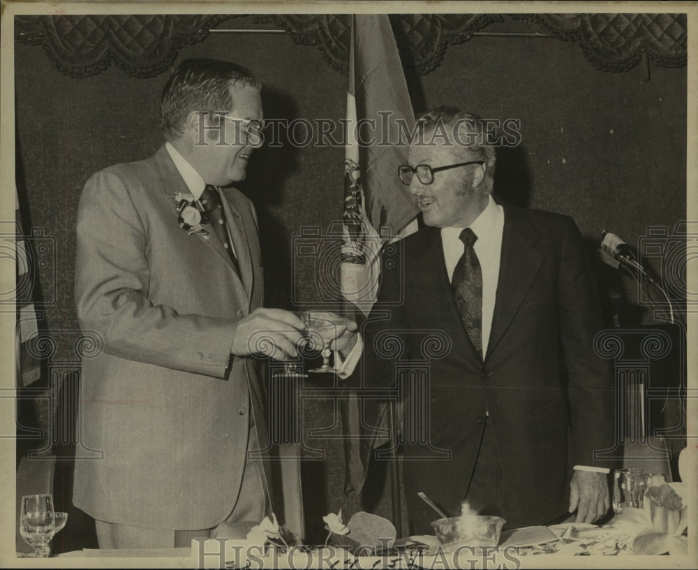 1974 Press Photo Jules Herschfeld Almada and Governor Dolph Buscie at Toast-Historic Images