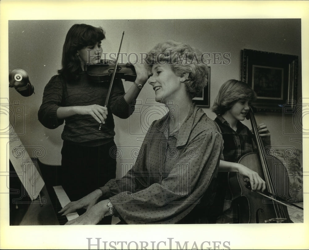 1984 Press Photo Musicians Cristy, Mab and Sharmon Anciola - saa00788 - Historic Images