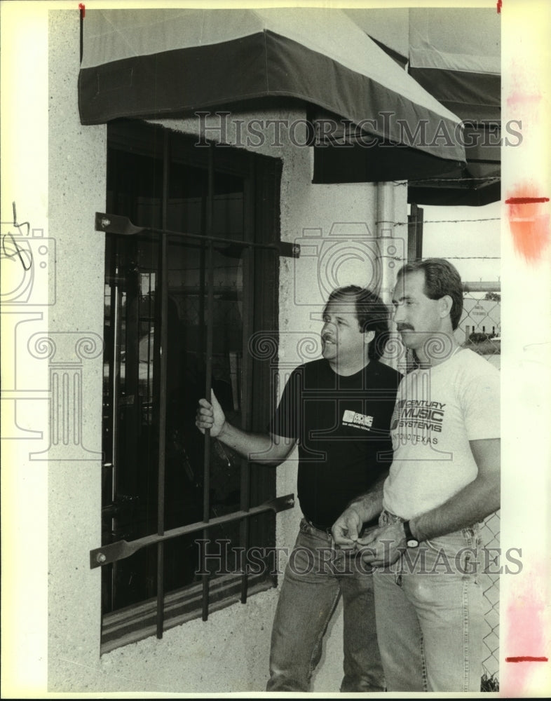 1988 Press Photo Tom Achilles at Century Music Store with Dale Mader - saa00827 - Historic Images