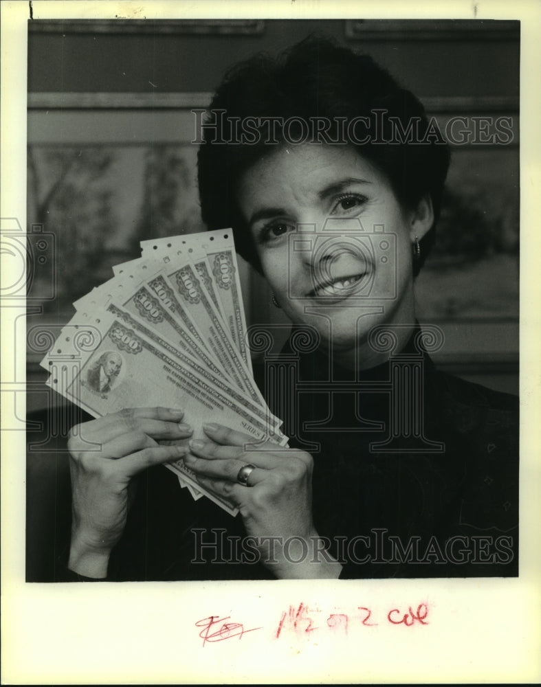 1989 Press Photo Susan Allen, Senior Vice President of Groos Bank with Bonds - Historic Images