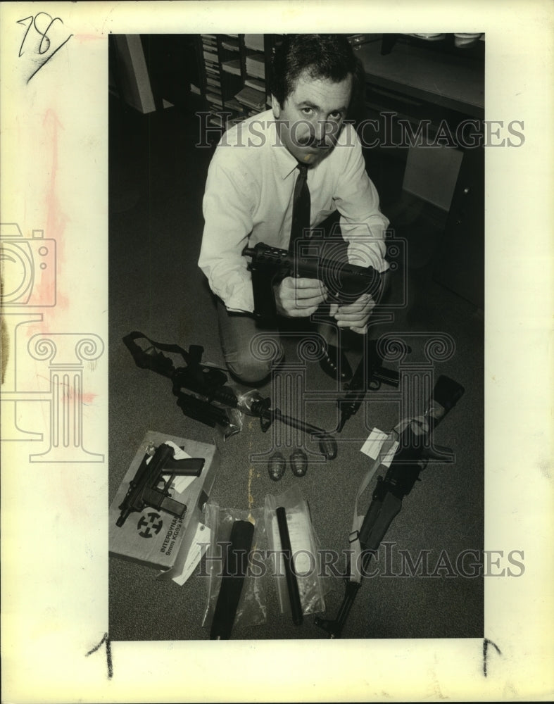 1984 Press Photo San Antonio Special Agent Stewart Allen with Illegal Firearms - Historic Images