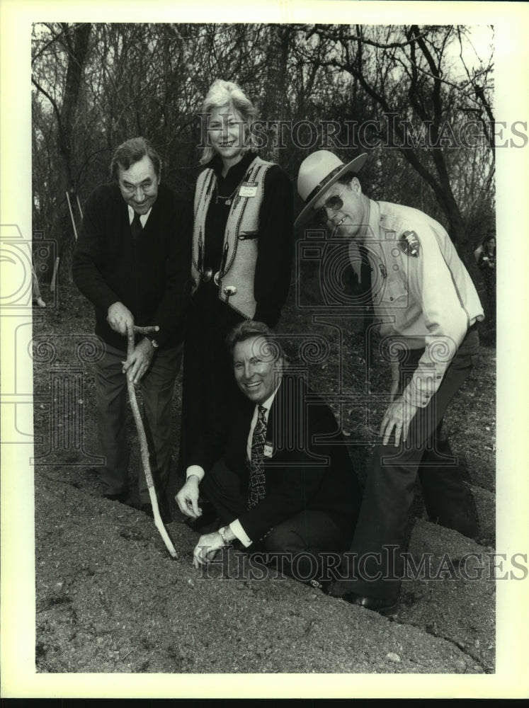 1993 Press Photo Bob Amdor, Superintendent San Antonio Missions National Park - Historic Images