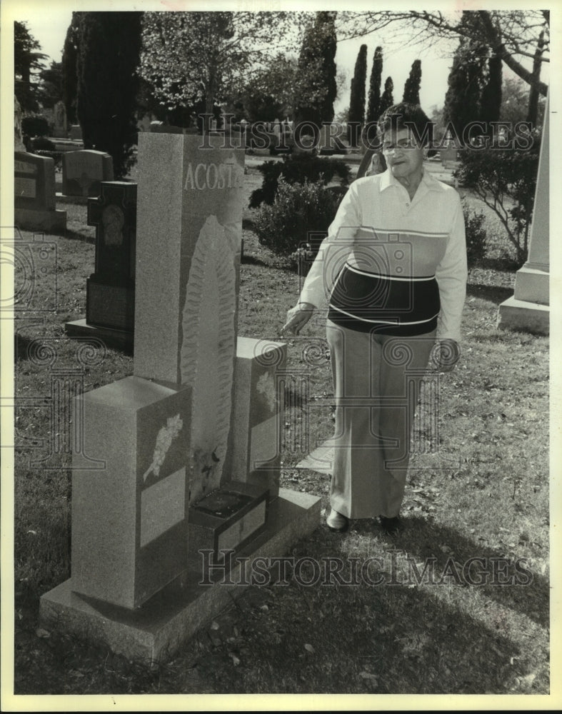 Press Photo Refugia Acosta Alonso in Our Lady of Guadalupe Cemetery - saa00945 - Historic Images