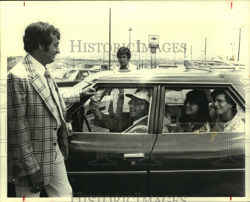 1978 Press Photo Explorer Olympics officials at Ancera Winston Chevrolet - Historic Images