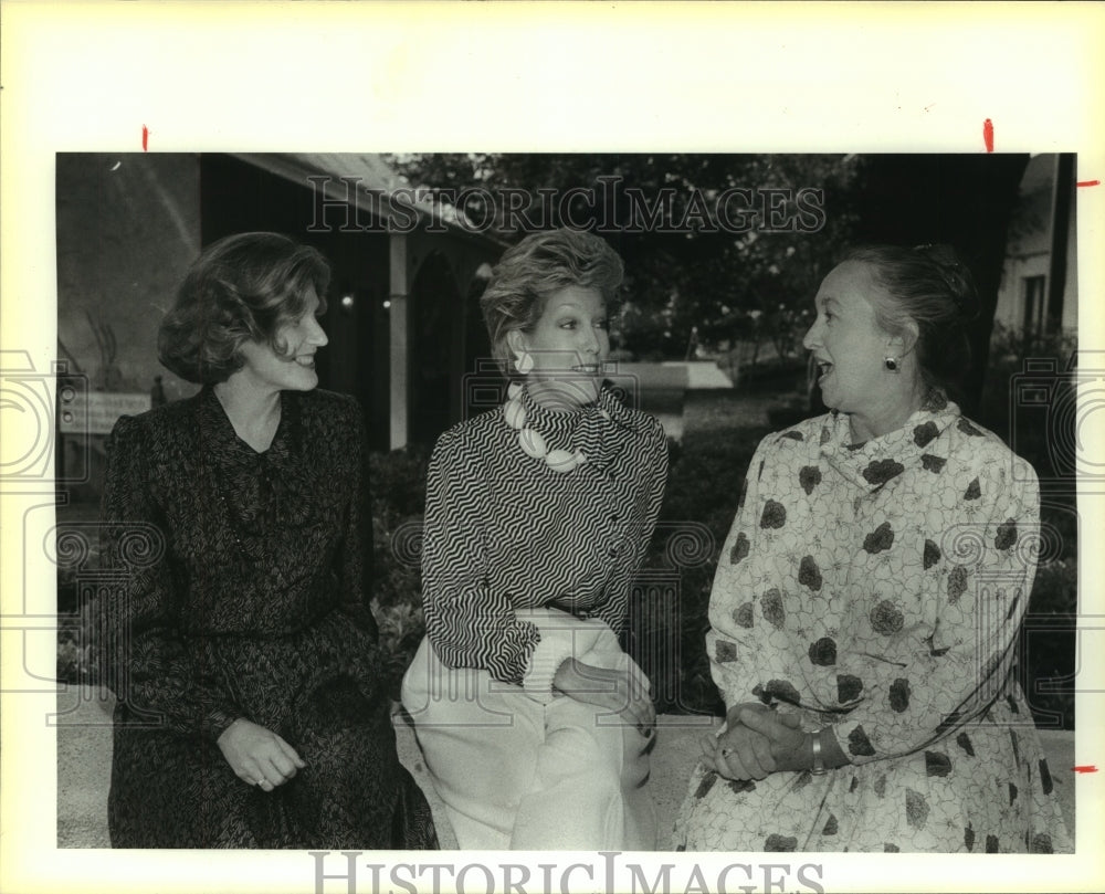 1985 Press Photo Christmas Market officials at the Four Seasons Hotel - Historic Images
