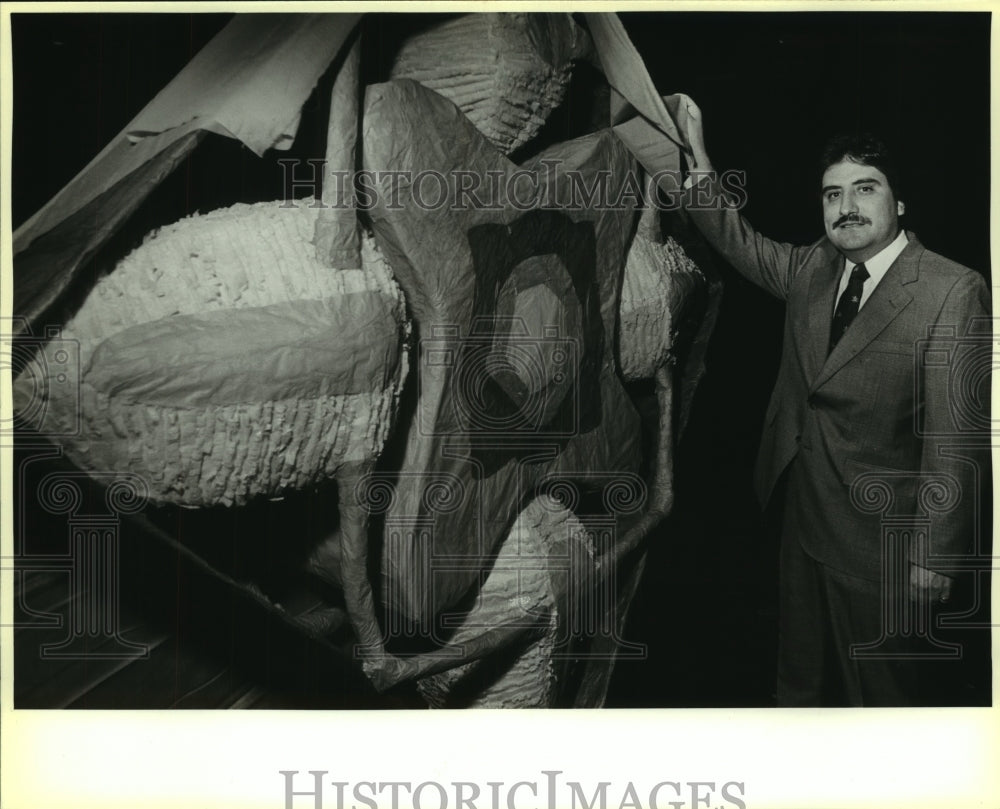 1986 Press Photo J.J. Amara with pinata at Guadalupe Theater - saa00978 - Historic Images