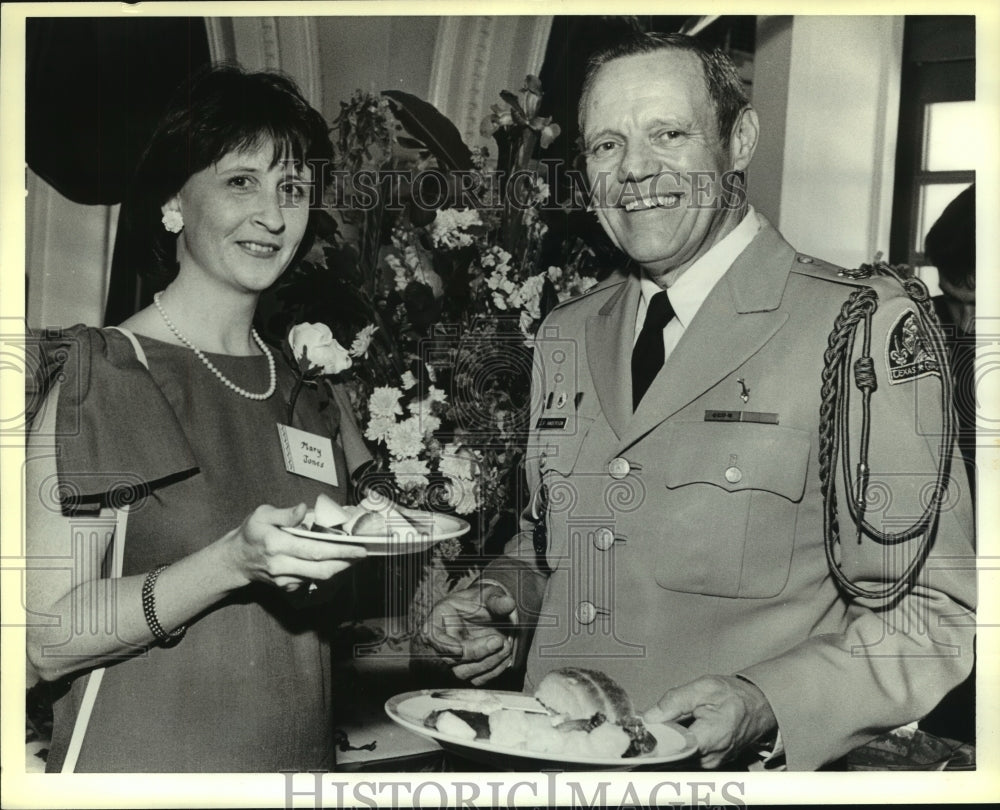 1989 Moore Jones and Clif Anderson at Holland McCombs parade party - Historic Images