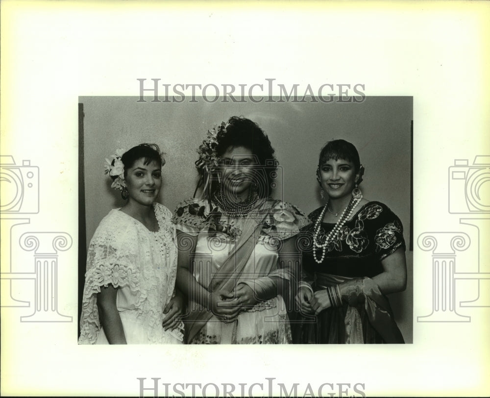 1987 La Feria de las Flores attendees at Villita Assembly Hall - Historic Images
