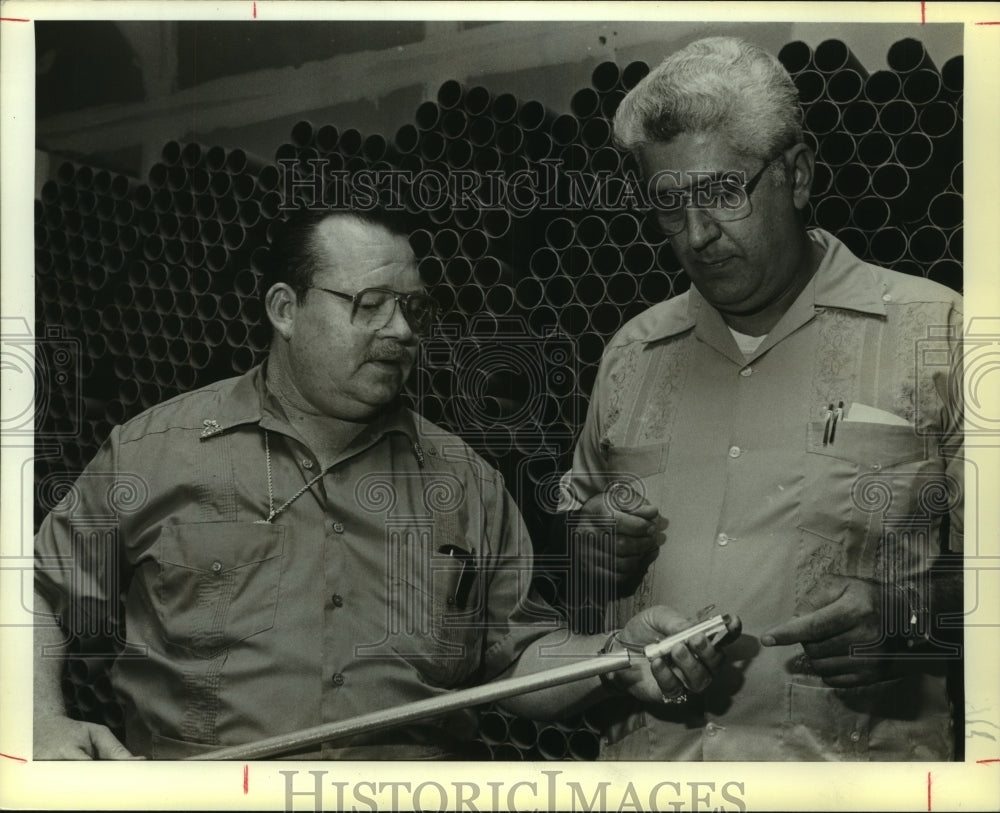 1985 Press Photo Inventor Jack Alton, Louis A. Marotta with the &quot;Reach-it&quot; tool - Historic Images