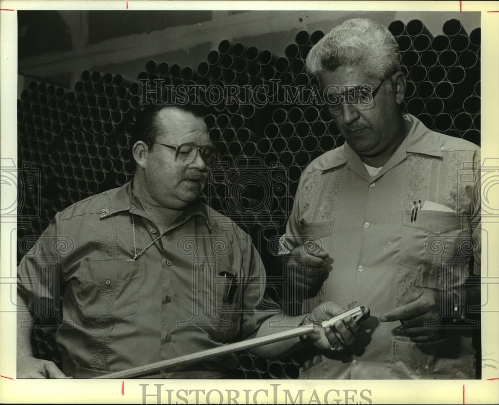 1985 Press Photo Inventor Jack Alton, Louis A. Marotta with the "Reach-it" tool - Historic Images