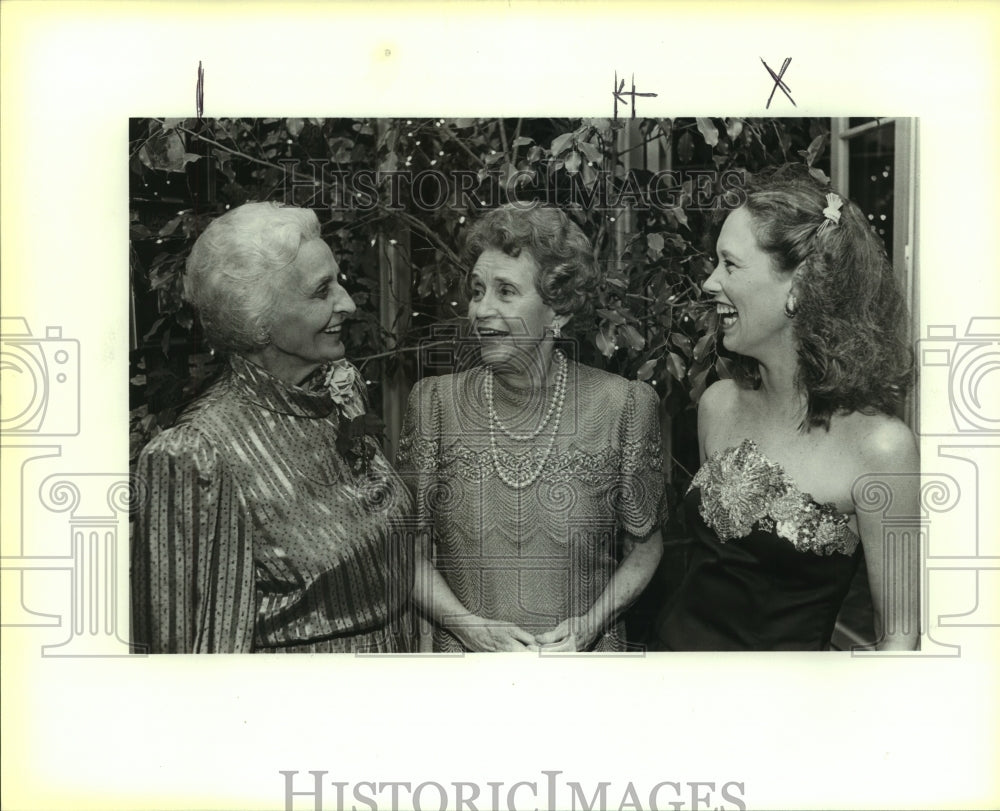 1987 Press Photo Queen&#39;s Garden Party attendees at Ames home - saa01099 - Historic Images