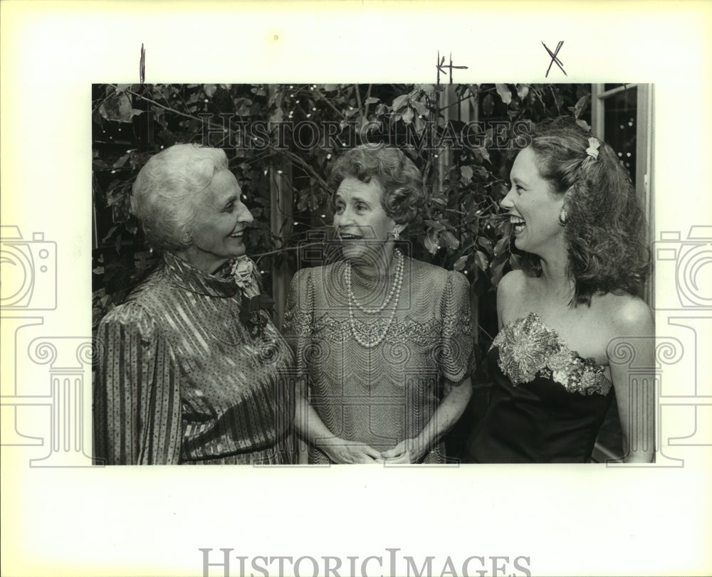 1987 Press Photo Queen's Garden Party attendees at Ames home - saa01099 - Historic Images