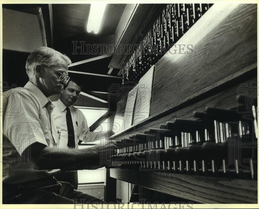 1987 Press Photo Carillon player Dr. Tom Anderson with Richard Watson - Historic Images
