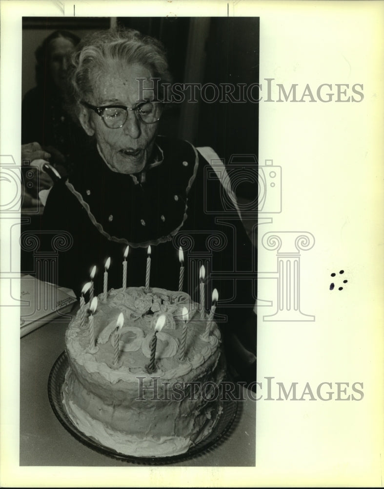 1988 Mary Allen celebrates her 100th birthday at Castle Hill Manor - Historic Images
