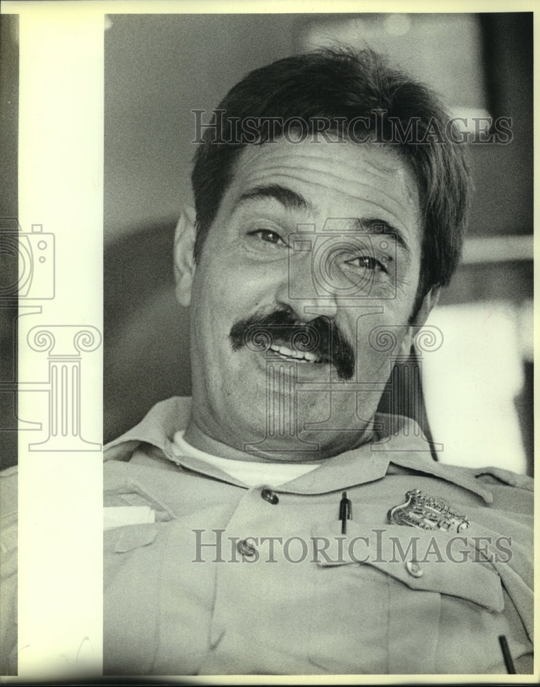 Press Photo Officer Diego Alfonso, suffered sprained ankle - saa01274-Historic Images