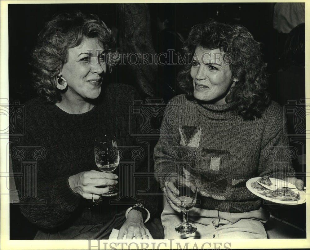 1988 KLRN wine tasting attendees Melissa Rice and Janie Bailey - Historic Images