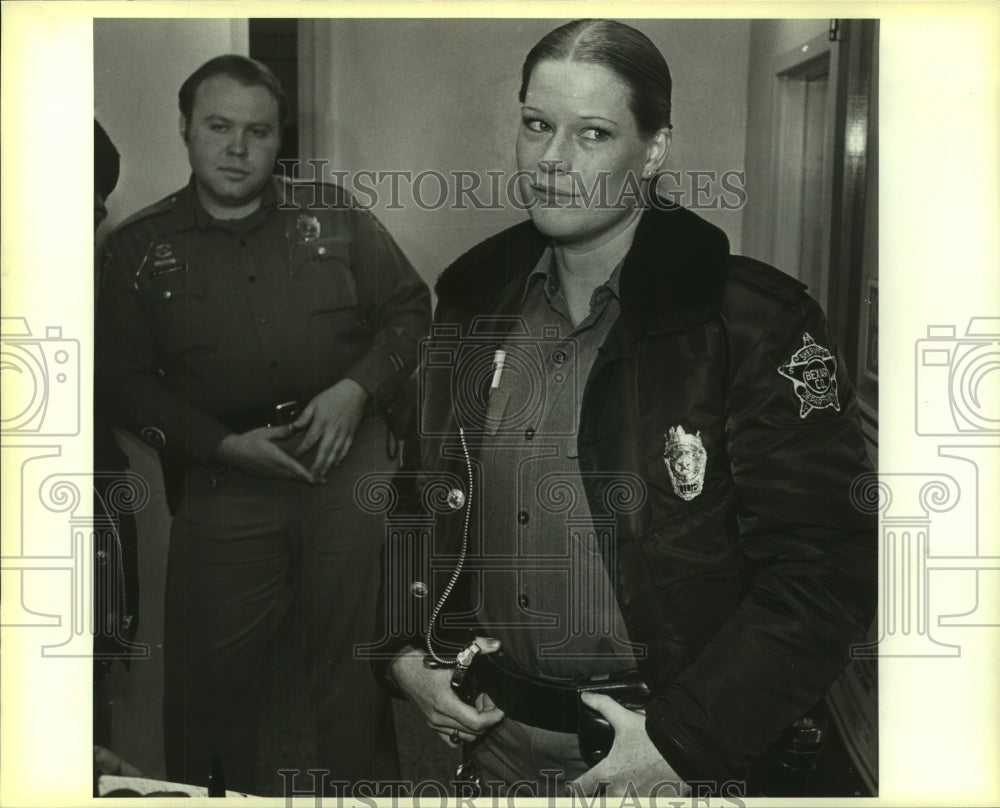 1985 Press Photo Sheriff&#39;s deputy Laura Bailey at a press conference - saa01287 - Historic Images