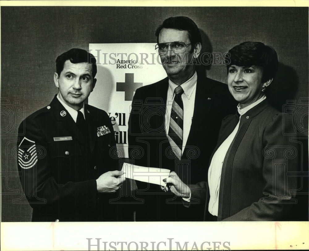 1985 Air Force and Red Cross officials pose for a photo - Historic Images