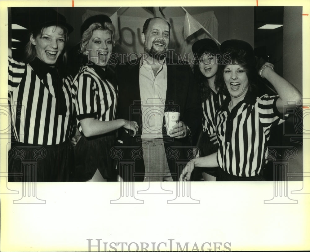 1985 Press Photo John D. Baines and friends at The Atrium - saa01300 - Historic Images