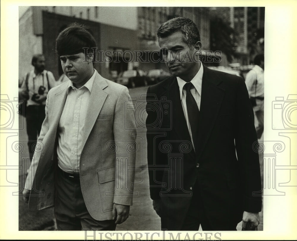 1986 Farell Tucker with attorney Robert Arellano - Historic Images