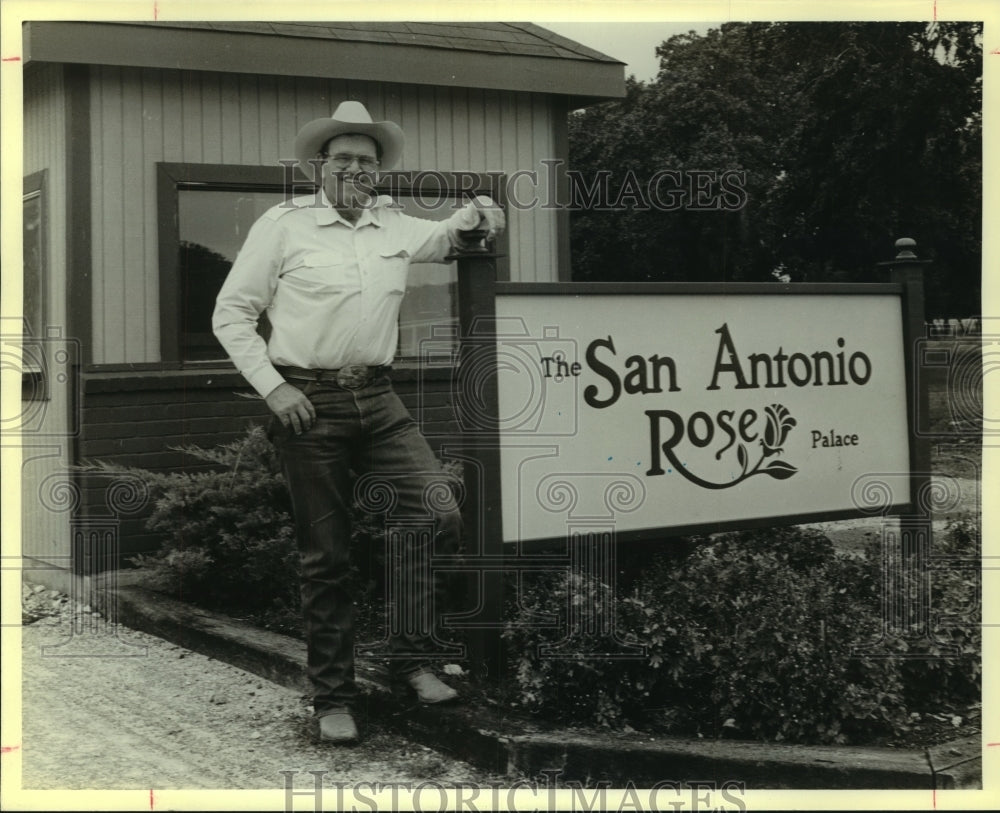 1985 Logan Adams of the San Antonio Rose Palace in NW Bexar County - Historic Images