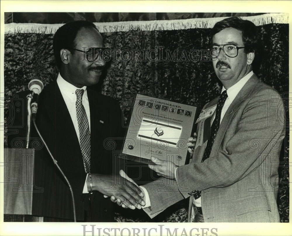 1987 Press Photo NASA official Robert W. Brown and NSPRA president Lew Armistead - Historic Images