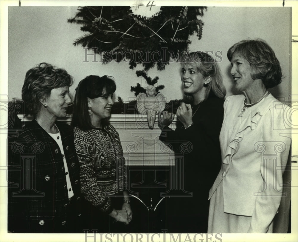 1989 Press Photo Pi Beta Phi Alumnae Club Christmas Tea at Carol McGuire home - Historic Images