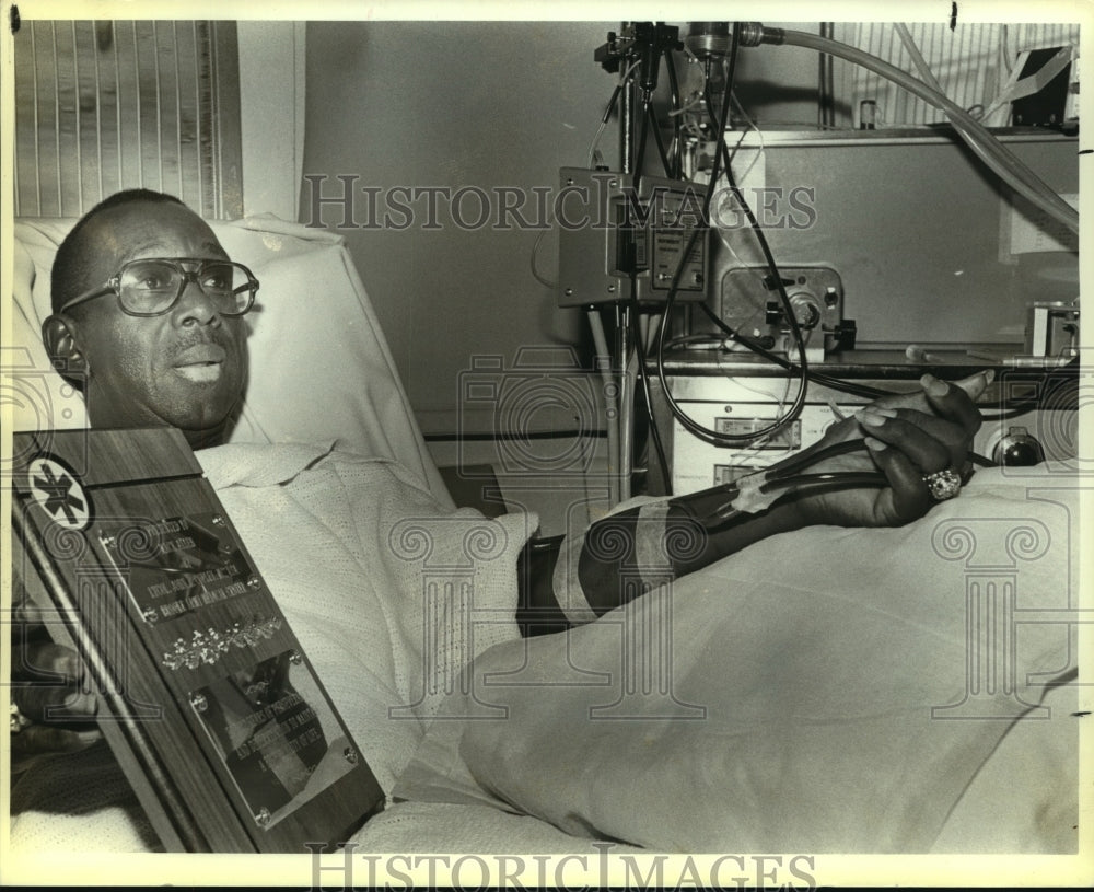 1985 Press Photo Dialysis patient Mack Allen with his BAMC plaque - saa01428 - Historic Images