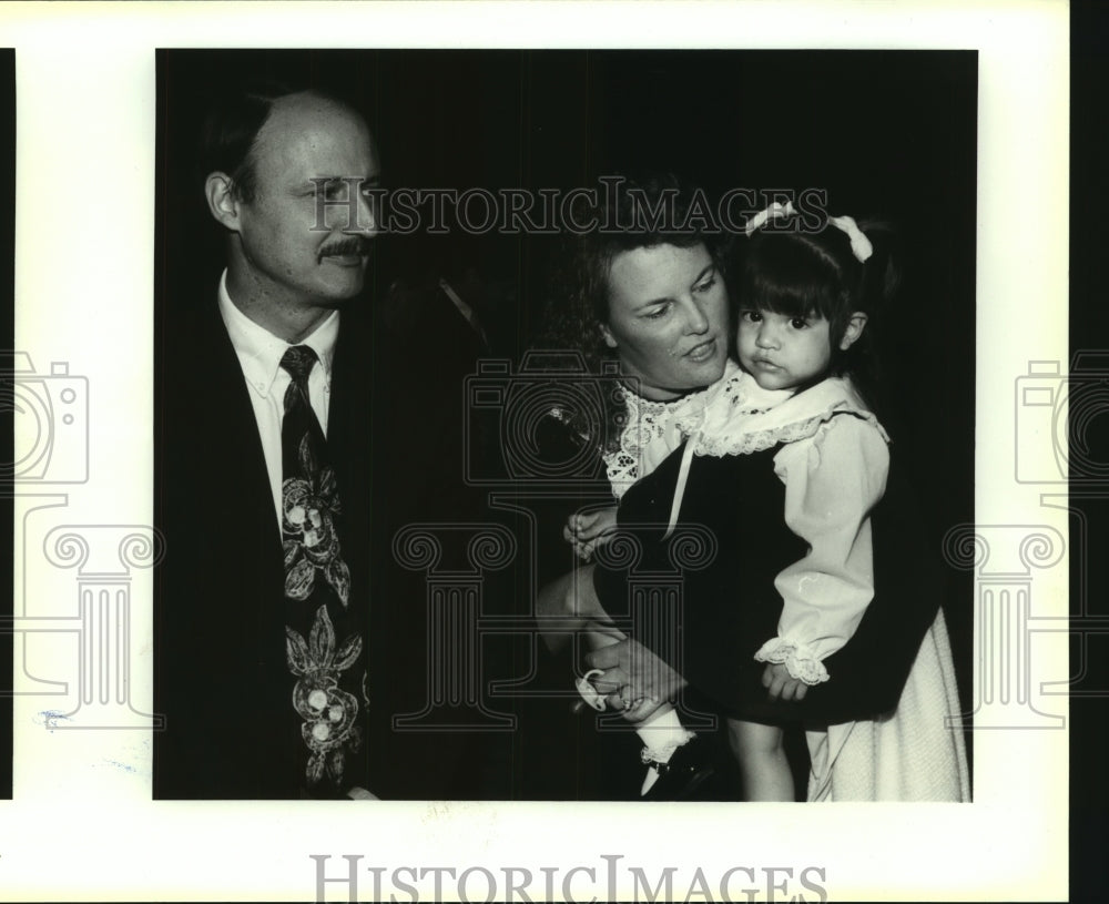 1992 Press Photo Nathan and Cheryl Peacock with Baby Annie in district court - Historic Images