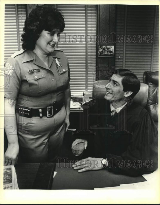 1985 Press Photo Judge Roy Barrera and first female bailiff in Bexar County - Historic Images