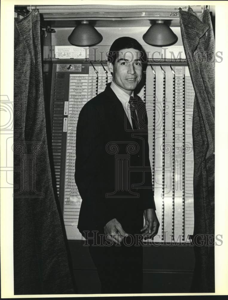 1986 Press Photo Texas attorney general candidate Roy Barrera Jr. votes - Historic Images