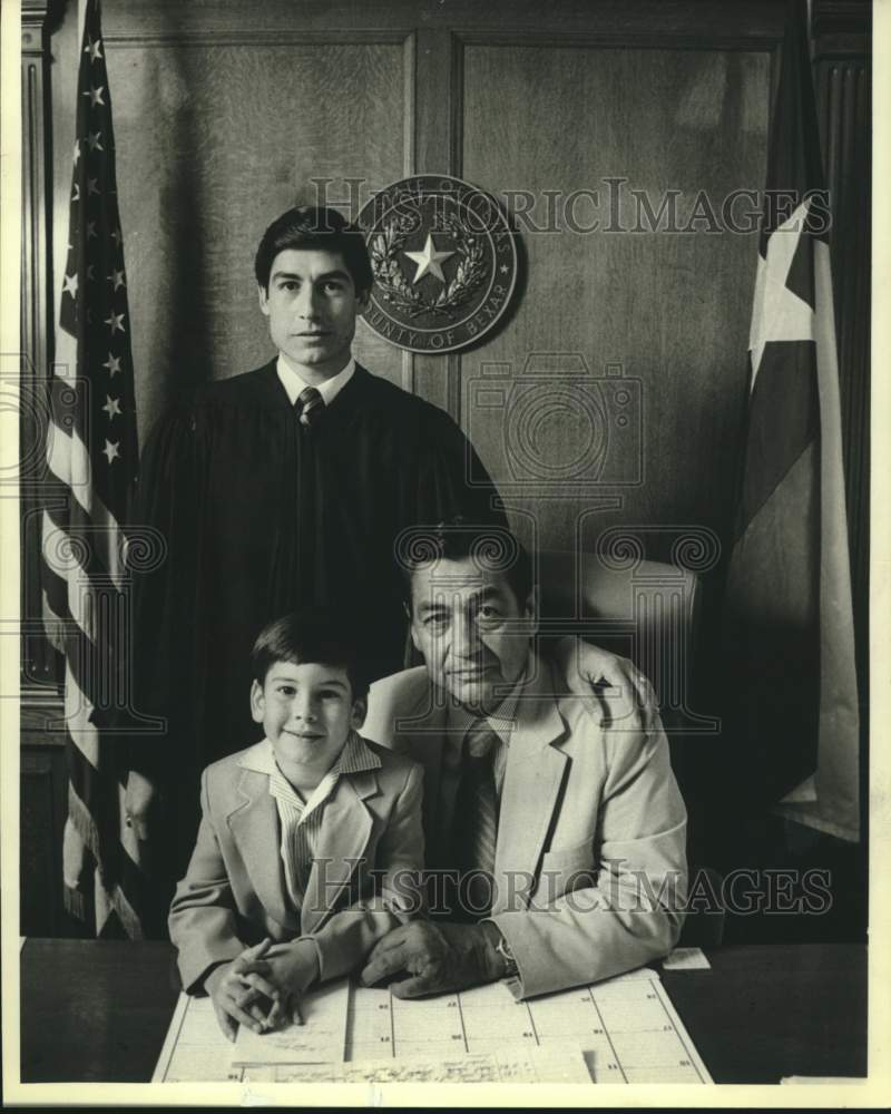 1985 Press Photo Judge Roy Barrera Jr. with father and son in district court - Historic Images