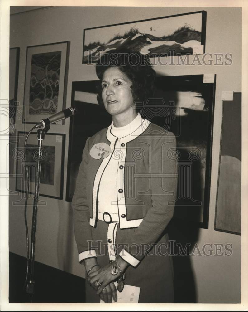 Press Photo Mrs. Roy Barrera thanks Contemporary Artists Group members - Historic Images