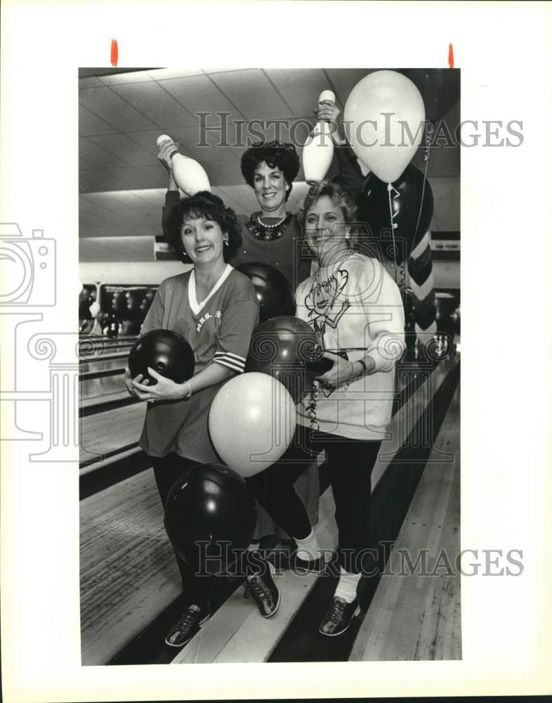 1987 Press Photo Astro Bowling Center Bowlathon Benefit participants - saa01556 - Historic Images