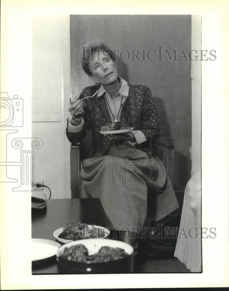 1988 Press Photo Taste tester Shirley Borders - saa01572 - Historic Images