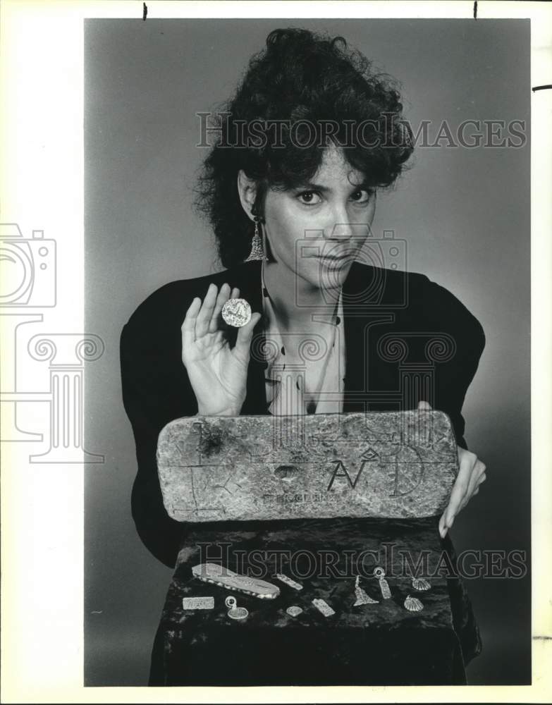1988 Press Photo Spanish treasure jewlery designer Linda Booth - saa01581 - Historic Images