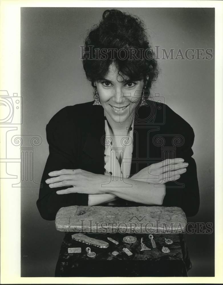 1988 Press Photo Linda Booth with a silver ingot from a Spanish shipwreck - Historic Images