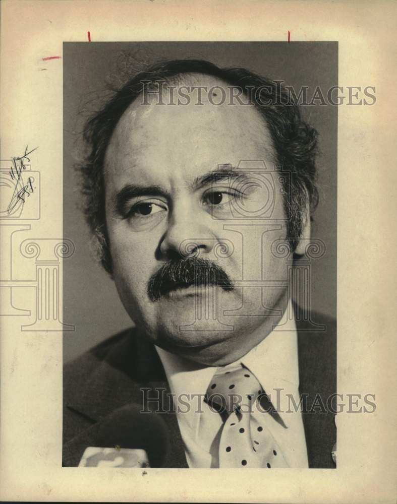 1982 Press Photo Tony Bonilla at a convention center press conference - Historic Images