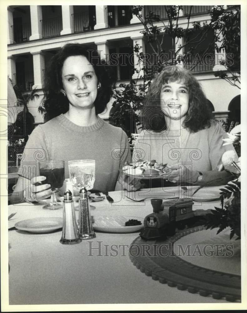 1990 Press Photo Alison Boone, Sally Baxnton, Project ABC luncheon tasting - Historic Images